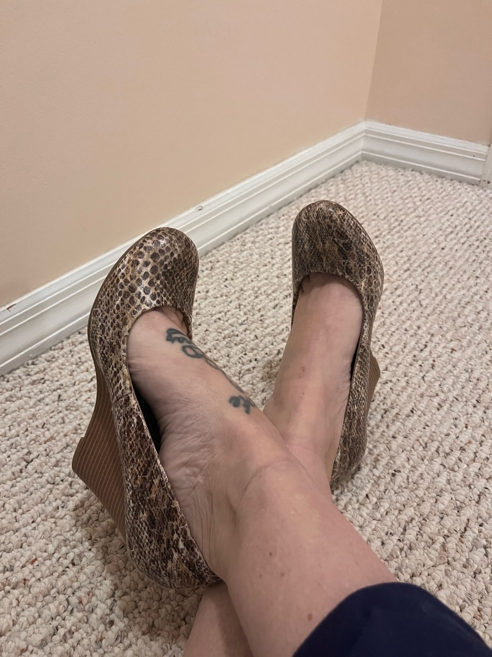 Report Women’s Brown Snake-Print Wedge Pumps 7.5 animal